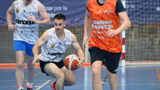 Economía y Empresa se proclama campeona de baloncesto masculino con autoridad